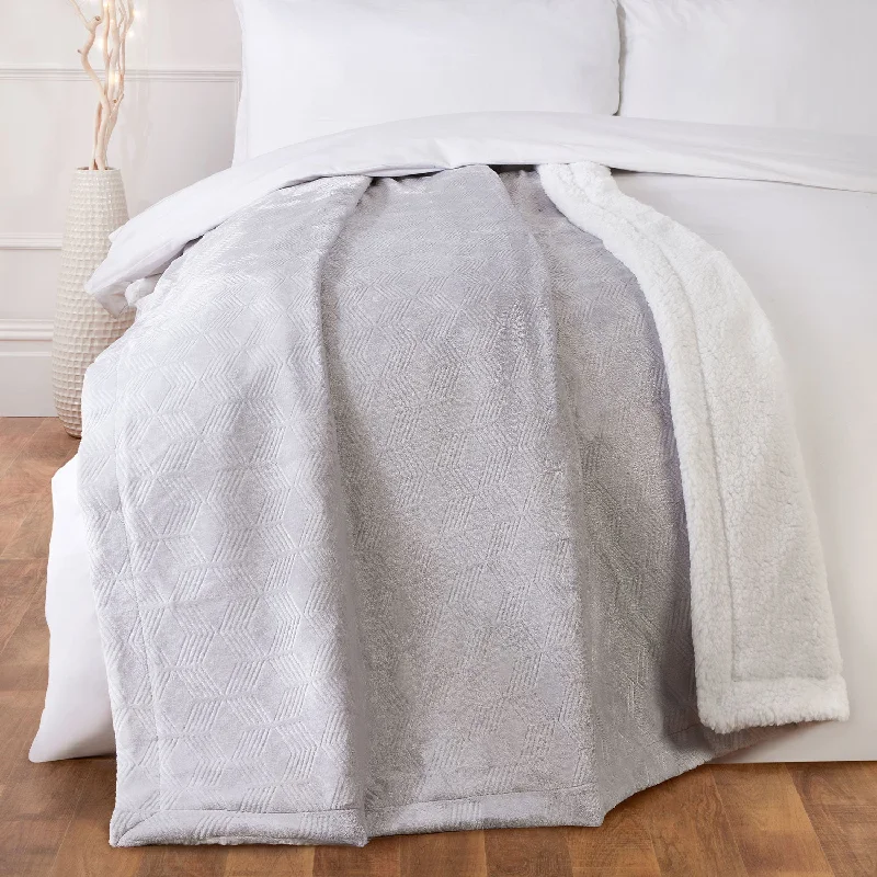 Everly Silver Grey Sherpa Throw (130cm x 180cm)