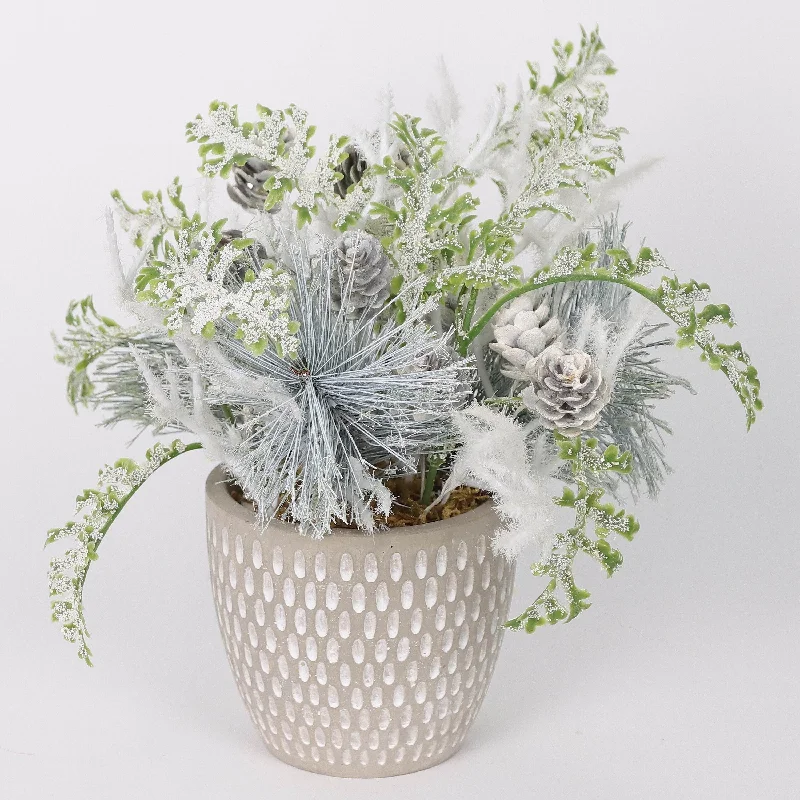 Floral arrangements 
in polyresin pot